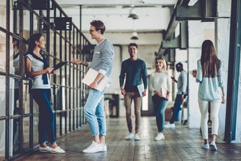 一次看4個 - 員工不想下班的辦公室!